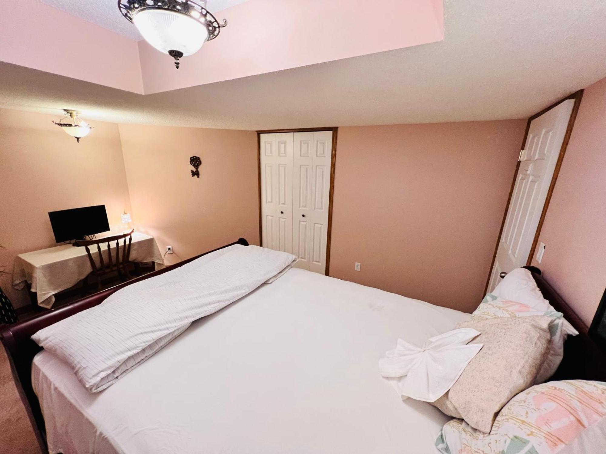 A Classic Homely Basement Suite! Chestermere Екстер'єр фото