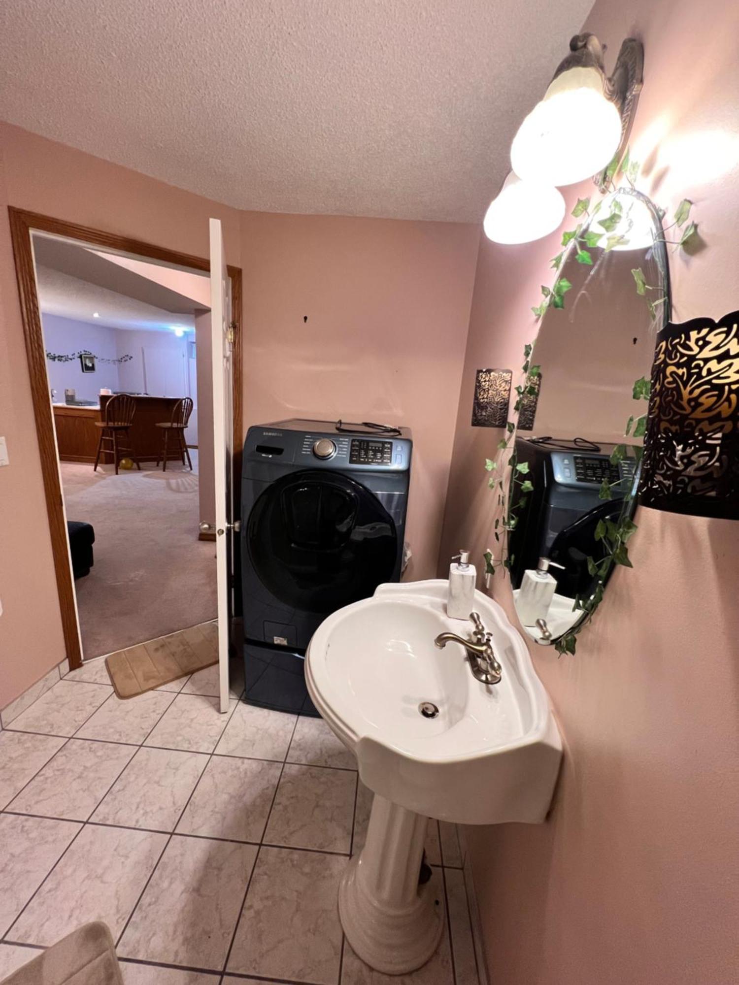 A Classic Homely Basement Suite! Chestermere Екстер'єр фото